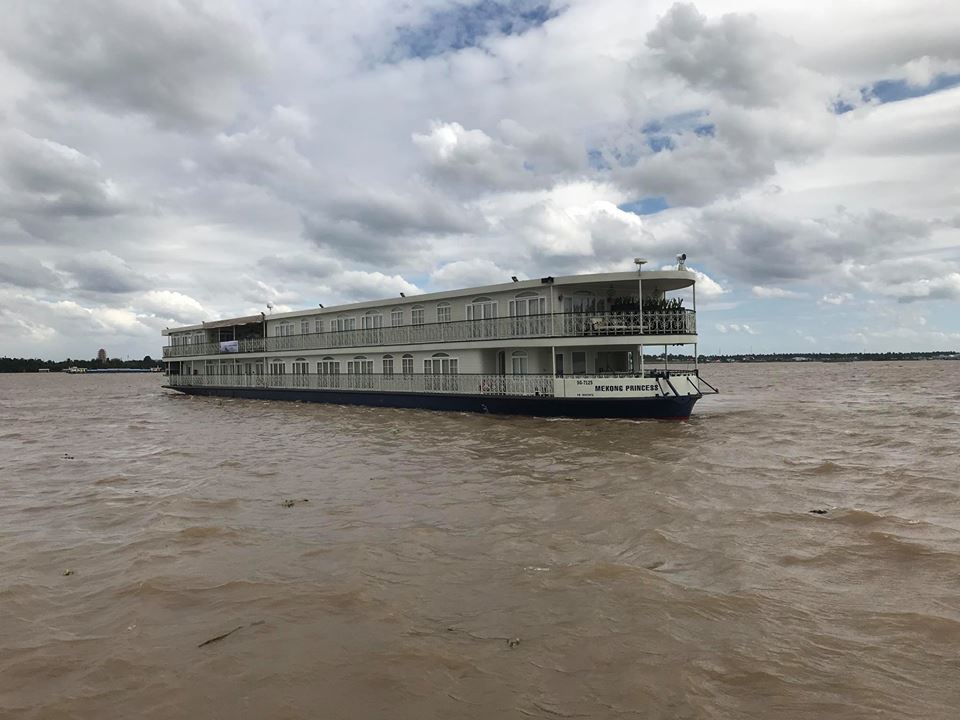 Mekong[-]Princess,[-]chính[-]là[-]đây[-]là[-]du[-]thuyền[-]duy[-]nhất[-]có[-]thể[-]đi[-]về[-]phía[-]Cần[-]Thơ[-]qua[-]được[-]cầu[-]Măng[-]Thít[-]và[-]Chợ[-]Lách.[-]